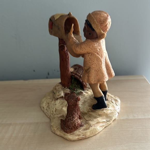 Vintage Martha Holcombe ‘Erin- Don’t Worry, Santa Won’t Forget Us’ figurine. - Picture 5 of 7